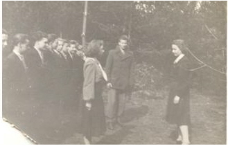 B. Zawadzka "Grażyna" melduje zastępcy Kom. Hufca "Jaskółce" gotowość do uroczystości "Wielkanocne Jajko"