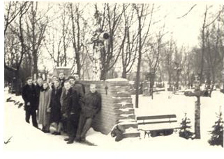 Grupa "Orląt" w kwaterze Szarych Szeregów na Cmentarzu Powązkowskim 1953 r. 