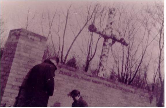 Kwatera Szarych Szeregów - Powązki - Kom. Hufca PO "Orlęta" K. Grabowski odbiera przysięgę