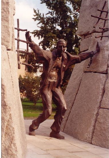 Pomnik wzniesiony w miejscu dawnego praskiego Więzienia Karno-Śledczego III "TOLEDO" w roku 2001. Rzeźba Dariusza Kowalskiego (młody więzień z zerwanymi kajdanami rozpycha mury więzienia). Autor projektu pomnika: Sławomir Korzeniowski. 