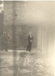 R. Jakubowski ps. "Kot" w drodze do więźniarki z WS przy ul. Koszykowej w kajdankach pod eskortą. Zdjęcie wykonała z ukrycia J. Jakubowska ps. "Barbara"