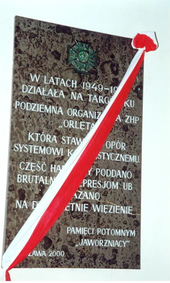 Tablica Pamiątkowa "Orląt" w Kościele p.w. Chrystusa Króla na Targówku przed uroczystym poświęceniem 23.09.2000 r.