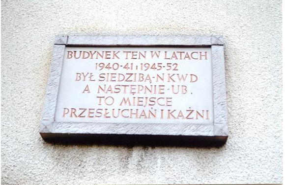 Tablica pamiątkowa na ścianie budynku byłego WUBP