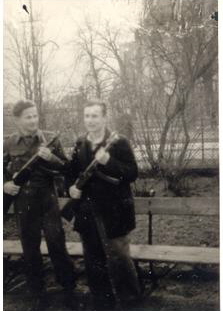 Zdjęcie, które w trakcie procesu miało być dowodem na posiadanie broni. Od lewej: A. Rudnicki "Granit" i R. Jakubowski "Kot"