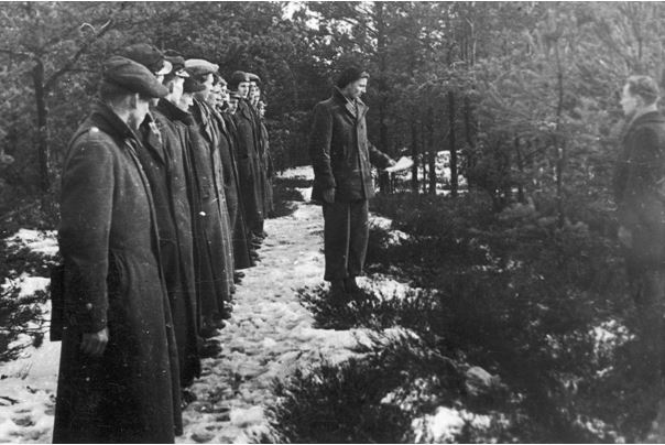 Komendant Wydziału Harcerzy Mieczysław Osiecki „Rafałek” składa raport po zajęciach terenowych Komendantowi Chorągwi PO ZHP „Orlęta” Ryszardowi Jakubowskiemu ps. „Kot”