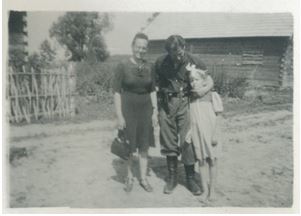 Łączniczka Antonina Jakubowska z partyzantem w Wólce Korczowskiej